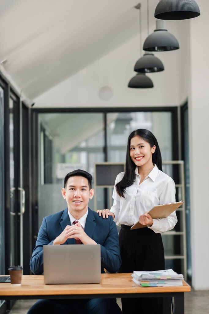 นักบัญชีกำลังคีย์ข้อมูลในโปรแกรมบัญชี ทำบัญชีรายเดือนสำหรับธุรกิจ SME