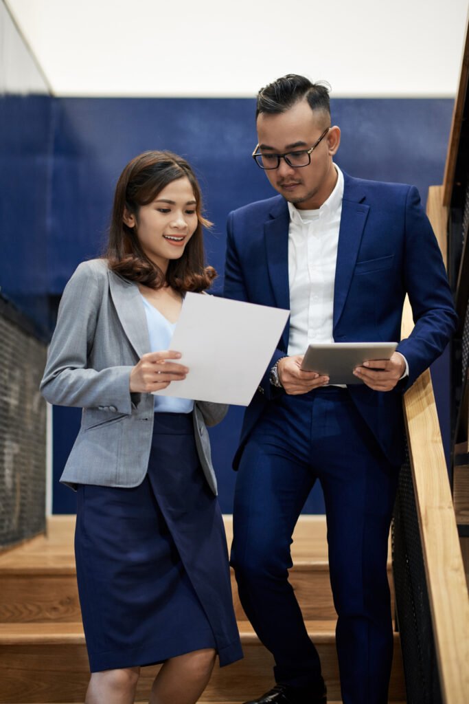 นักบัญชีกำลังกรอกเอกสารจดทะเบียนห้างหุ้นส่วนจำกัด ที่กรมพัฒนาธุรกิจการค้า