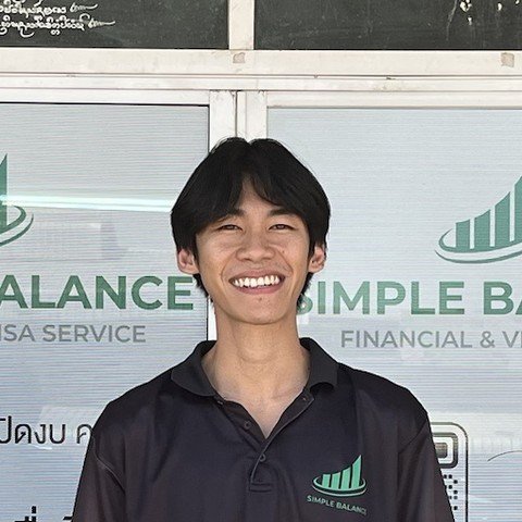 วีระวุฒิ บุนนาค ผู้ก่อตั้งสำนักงานบัญชีซิมเปิล บาลานซ์ ยืนหน้าสำนักงานในจังหวัดเชียงใหม่
